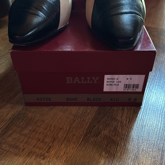 Vintage Bally Royce Bone and Black Heels - Picture 5 of 10